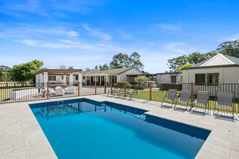 Lovedale Lodge - 10 bedrooms, 40 guests many Acres