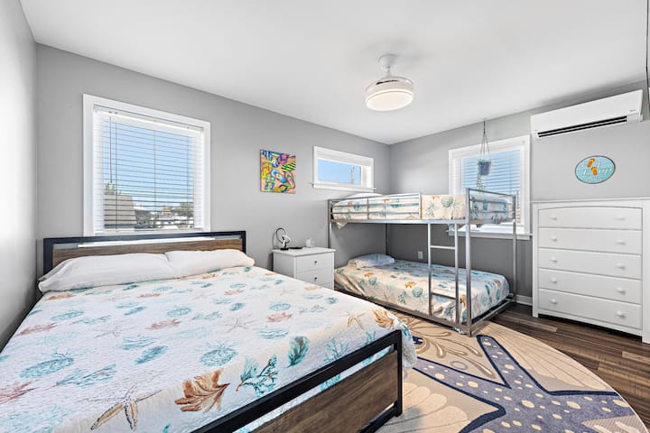 Soba na kat s punim krevetom na kat i bračnim krevetom