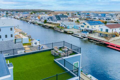 Waterfront, pet friendly, hot tub, rooftop deck!