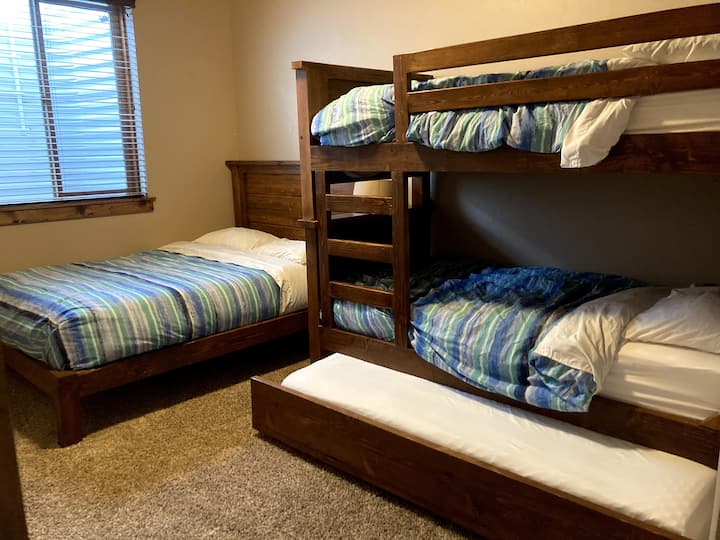 غرفة النوم 4. سرير بحجم كوين ، سرير XL مزدوج ، دولاب مزدوج تحت طابقين. 