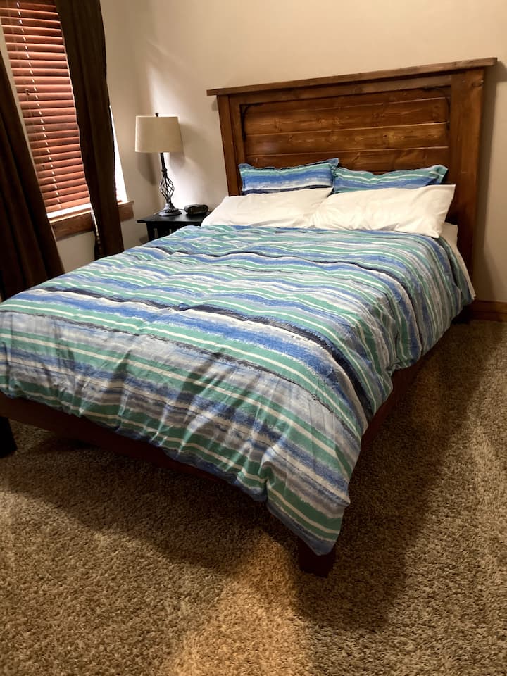 غرفة النوم الثانية. في الطابق الرئيسي. سرير الملكة.