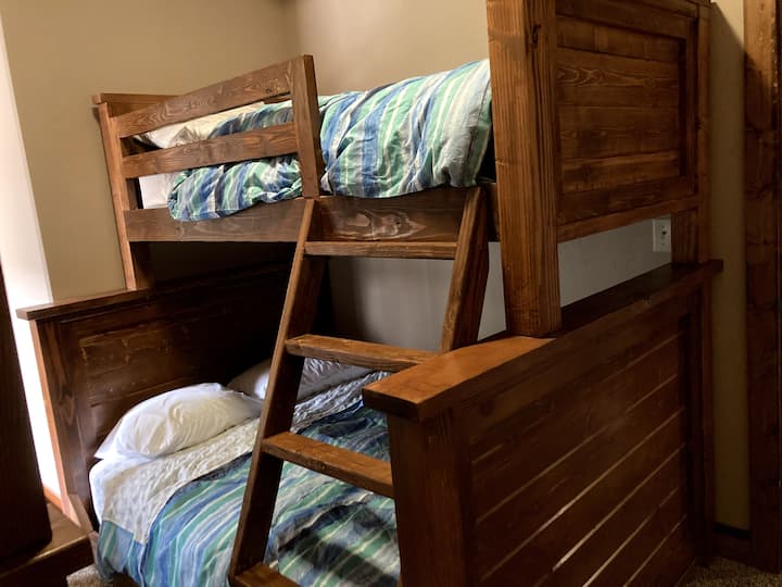 غرفة النوم 5. سرير كامل إلى سرير مزدوج. هناك أيضًا سرير مزدوج في هذه الغرفة. 