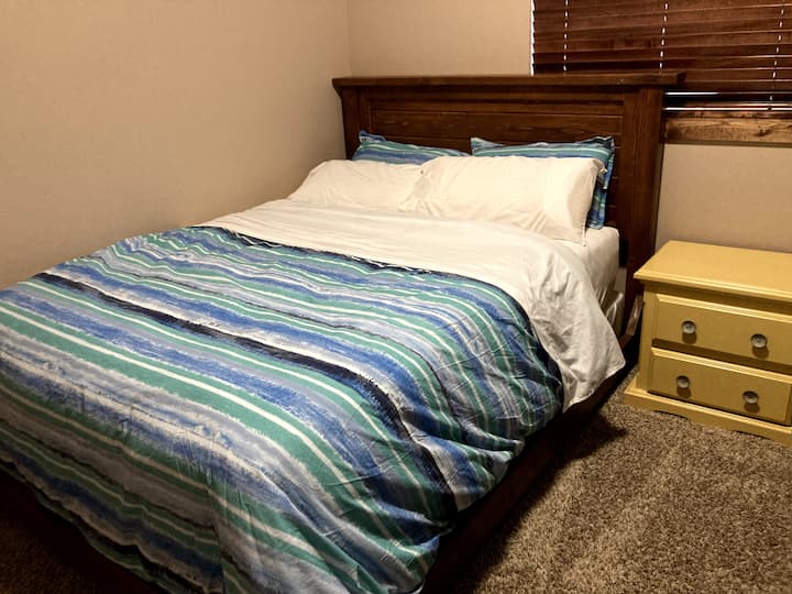 غرفة النوم 3 سرير بحجم كوين (تحتوي أيضًا على سرير مزدوج في نفس الغرفة). 