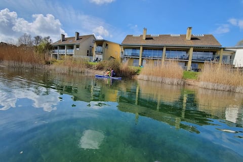 Successful Airbnb property: Stunning lake house, spa, free pool & tennis in Somerford Keynes