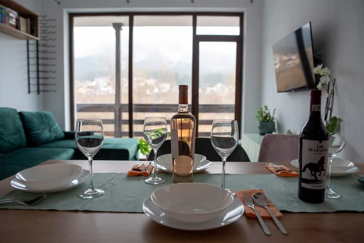 منظر رائع من طاولة الطعام عبر جبال كارايمان ونهر براهوفا