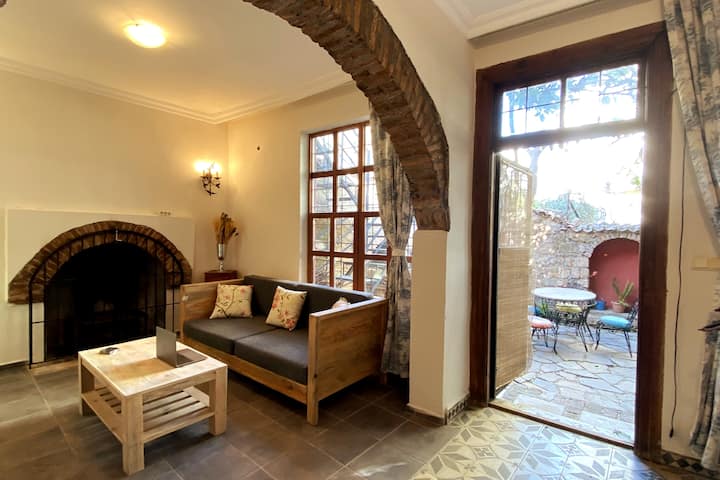 Living Room

There is an air condition in this room with hot and cold options.