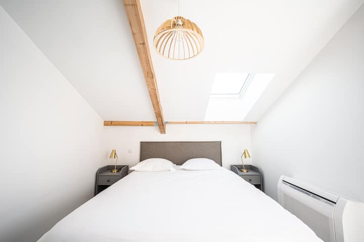 Fenêtre de toit équipée d'un rideau occultant assurant l'obscurité totale de la chambre.