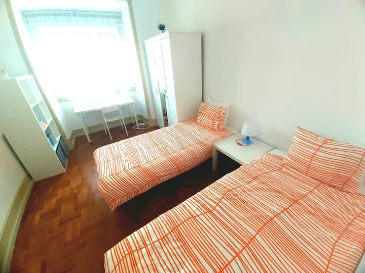 Habitación con 2 camas individuales para 2 personas. 
Se pueden juntar para hacer una cama doble para parejas.