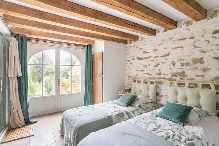 спална соба на приземје со 2 кревета од 90. Бања во 1 спална соба со туш