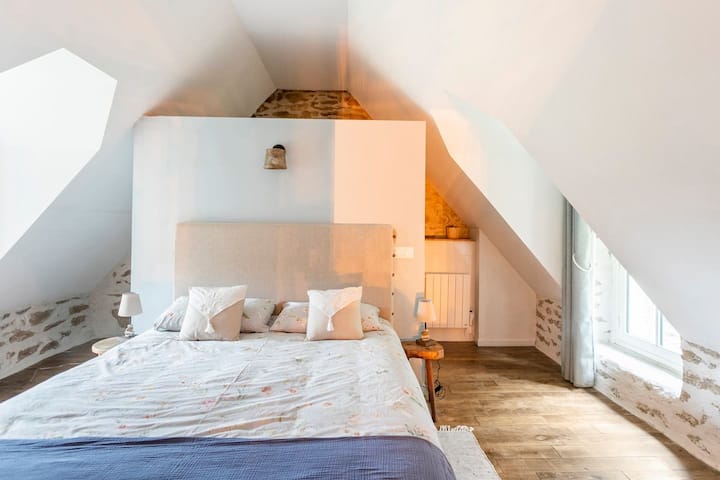 Спална соба на 1-ви кат со кревет 160. Туш зад креветот. 