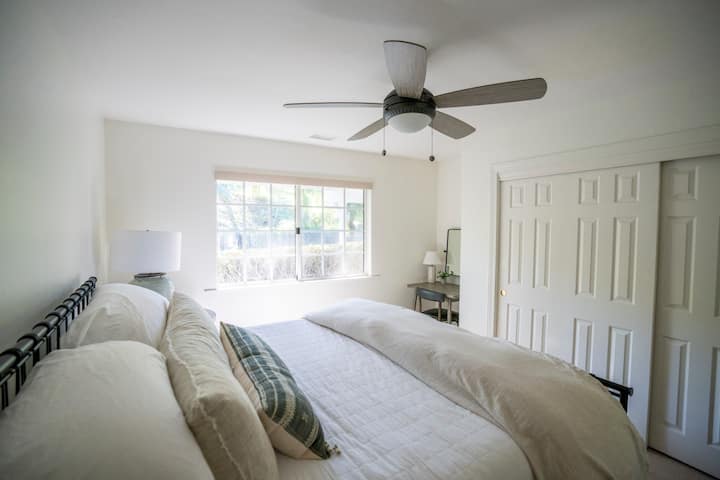 Dormitorio3: cama tamaño king.