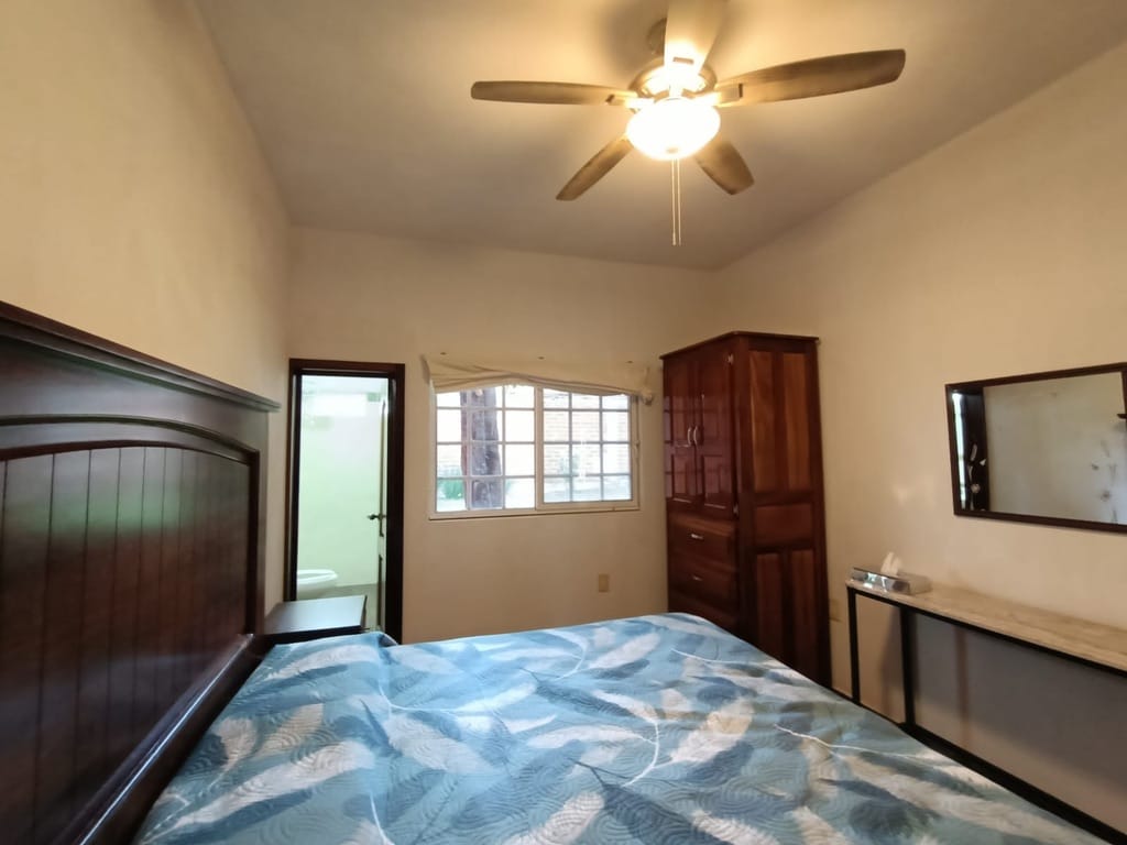 主卧配有加大双人床和卫生间