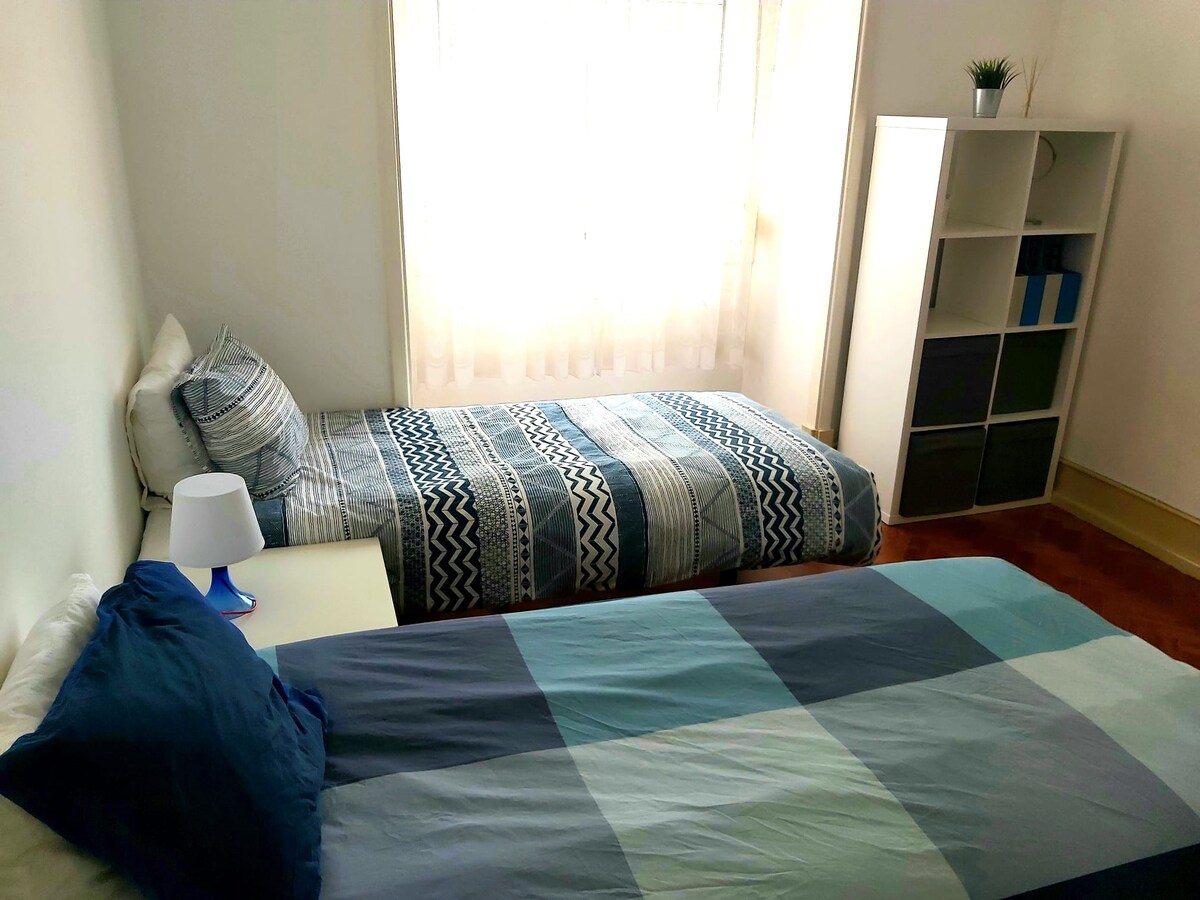 غرفة بسريرين مفردين لضيفين. 
يمكن تجميعها معًا لترتيب سرير مزدوج للأزواج