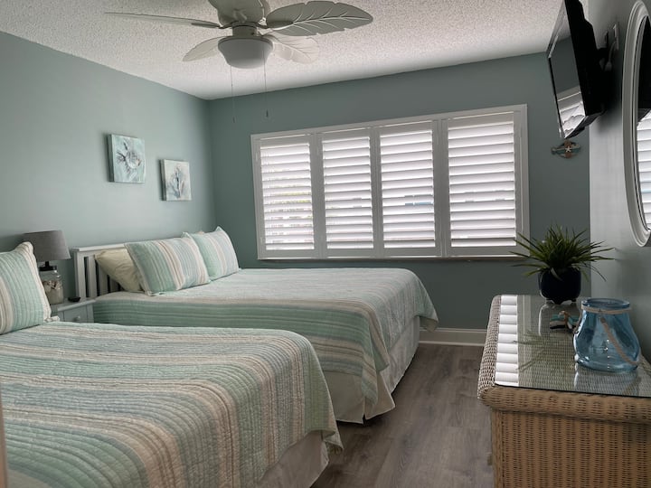 Second bedroom with 2 full beds