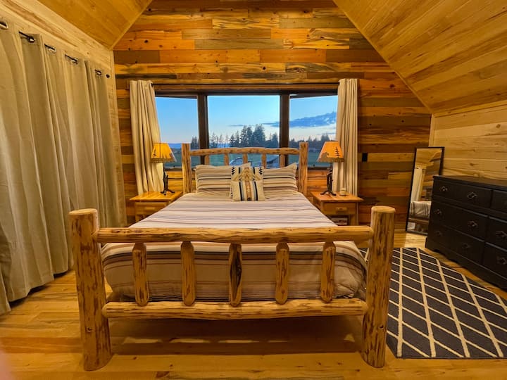 ห้องนอนใหญ่ในพื้นที่ลอฟท์ชั้นบน