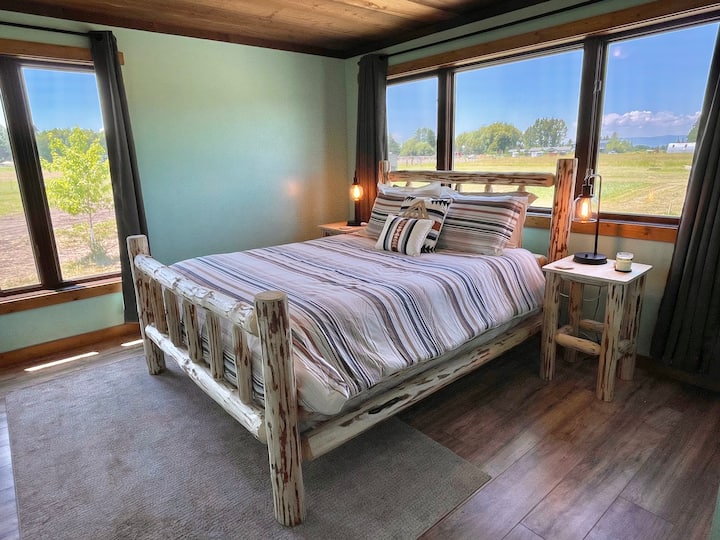 เตียงควีนไซส์ชั้นหลักติดกับห้องน้ำชั้นหลัก