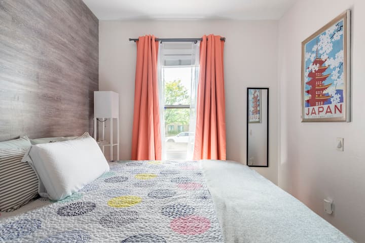 带加大双人床的前卧室