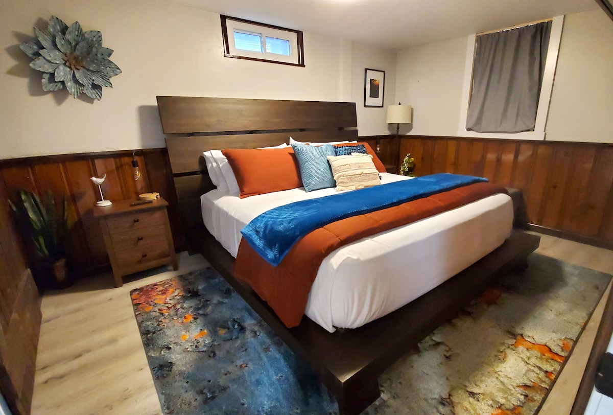 تحتوي غرفة النوم الرئيسية على سرير بمقاس كبير ومنضدة لليلتين وخزانة مع درج مدمج ورف للأمتعة.  يتم تنشيط أضواء الطاولة الجانبية للسرير وبها موانئ.  هناك حمام داخلي.