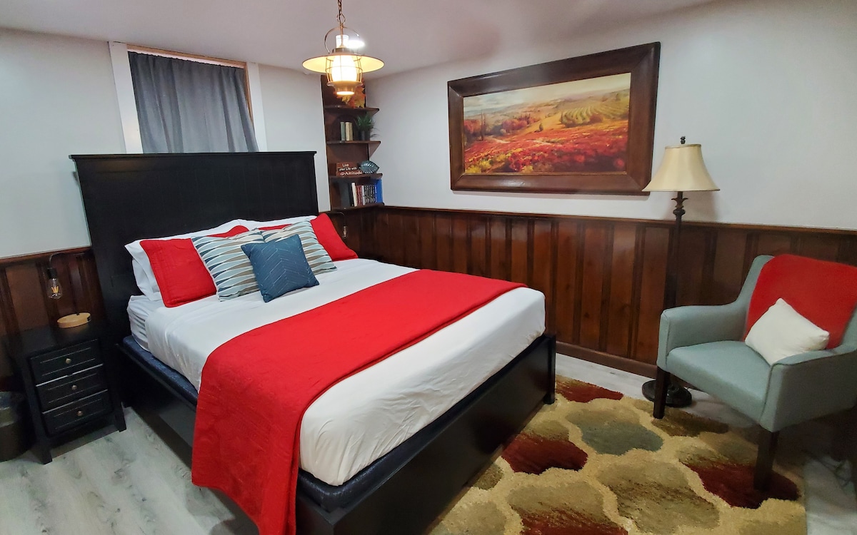 تحتوي غرفة النوم الثانية على سرير بحجم كوين ، وطاولتين ليليتين ، وخزانة مع درج مدمج ورف للأمتعة. تعمل أضواء الطاولة بجانب السرير بلمسها وتحتوي على منافذ.