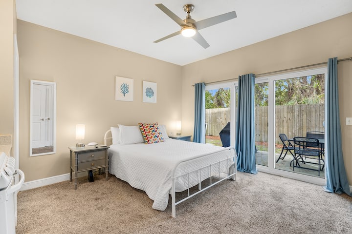 1楼标准双人床套房，配备记忆泡沫床垫和100%纯棉白色床单。  后院通道。全身镜。