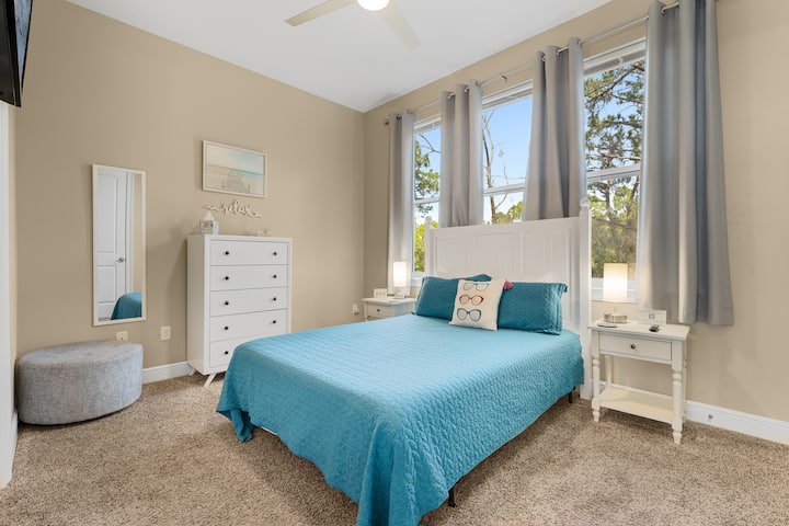 2楼标准双人床套房，配备记忆泡沫床垫和100%纯棉白色床单。 包括FireTV、2个大衣柜、梳妆台和一面全身镜。