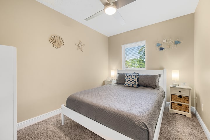 3楼标准双人床，配备记忆泡沫床垫和100%纯棉白色床单。 每间卧室均配备消防电视。 