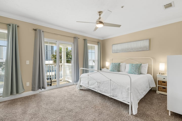 3楼主加大双人床套房，带阳台。 记忆泡沫床垫和100%棉白色床单。 在阳台欣赏小海滩景观！