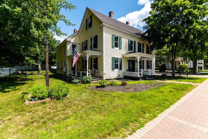 Downtown North Conway Gem - Walkable, Hot Tub - North Conway