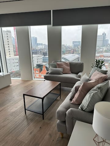 Modern London Apartment with City Views