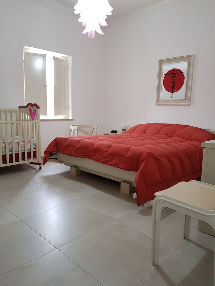 带婴儿床的双人卧室