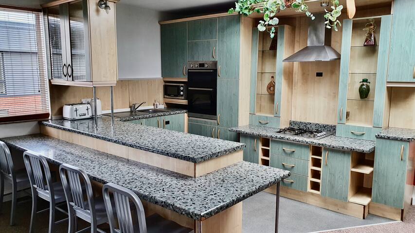 (7) Huge Penthouse Sleeps 11+1 in Centre. Parking gallery image 3