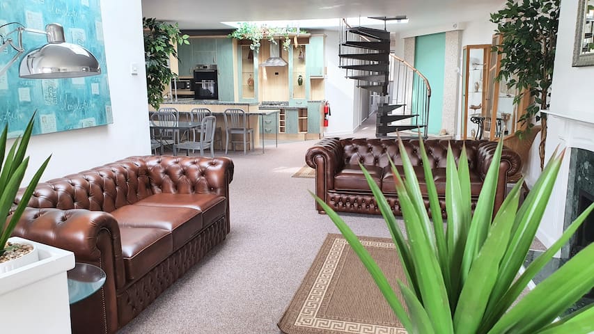 (7) Huge Penthouse Sleeps 11+1 in Centre. Parking