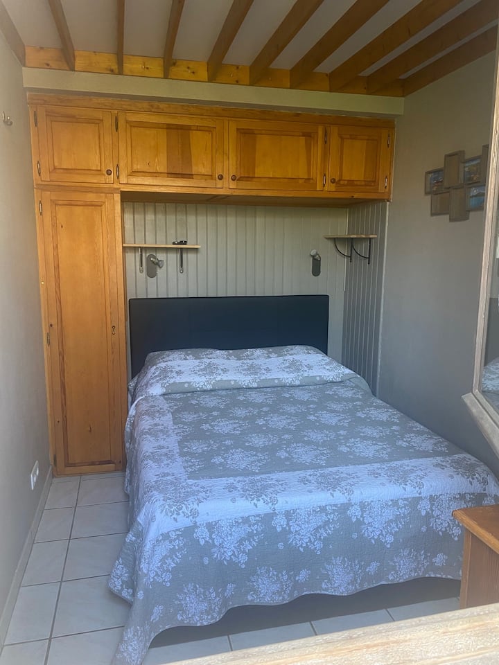 dhomë gjumi poshtë , krevat 140 cm. Televizor . Hapësirë e bollshme.