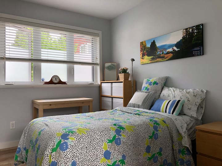 主层卧室设有客厅入口。非常适合青少年入住。