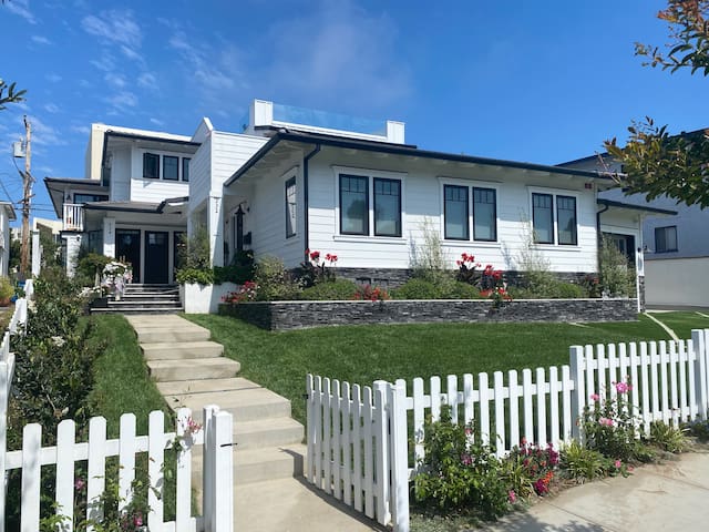 Riviera Beach Oasis, California