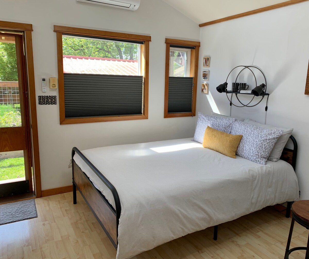 Cama cómoda tamaño queen. Los huéspedes informan  "dormir bien por la noche"
Descanso asegurado:
las sábanas, las fundas de almohadas, las almohadas y la cubierta del edredón se lavan después de cada estancia.

Tira las almohadas y las mantas se cambian, se actualizan y se lavan después de cada estancia.