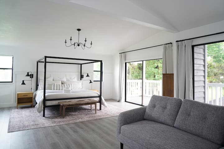 Dhoma kryesore e gjumit #2: mjeshtri i dytë i gjerë përmban krevat king size, divan gjumi, ballkon, banjë en suite dhe dollap në këmbë