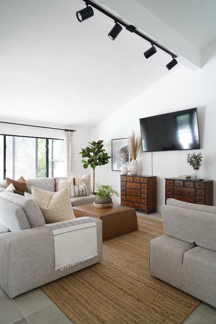 Dhoma e ndenjjes: përmban divane të rehatshme që zgjerohen në madhësi për t 'u bërë divanë gjumi, televizor inteligjent, lojëra tavoline dhe dyer franceze që të çojnë në oborrin e pasmë.