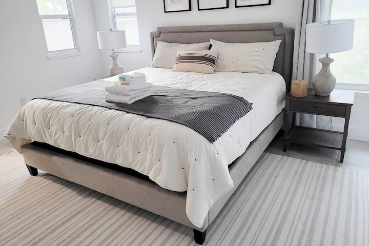 Dhomë gjumi master #1: Pas një dite të plotë barbekju dhe not në pishinën me ngrohje, vizatoni perdet e zeza dhe flini lehtë në këtë krevat të rehatshëm mbretëror