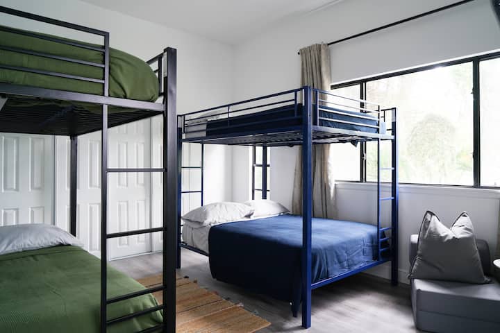 Dhoma e krevatit të marinarit: fëmijët kanë mundësinë të flenë pak më gjatë me perde të errëta