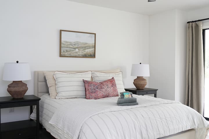 Dhoma e gjumit #3: përmban krevat të rehatshëm me madhësi mbretëreshe, perde të zeza, dyer rrëshqitëse në ballkonin e përparmë