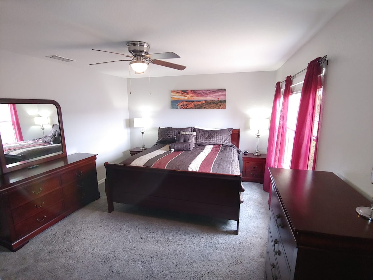 楼上的主卧套房加大双人床