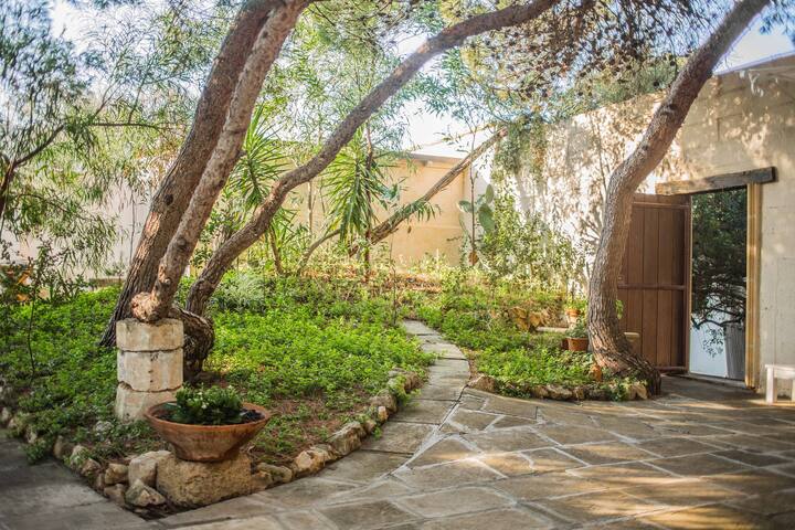 Beachfront Villa & Villa piccola immerse nel verde gallery image 2