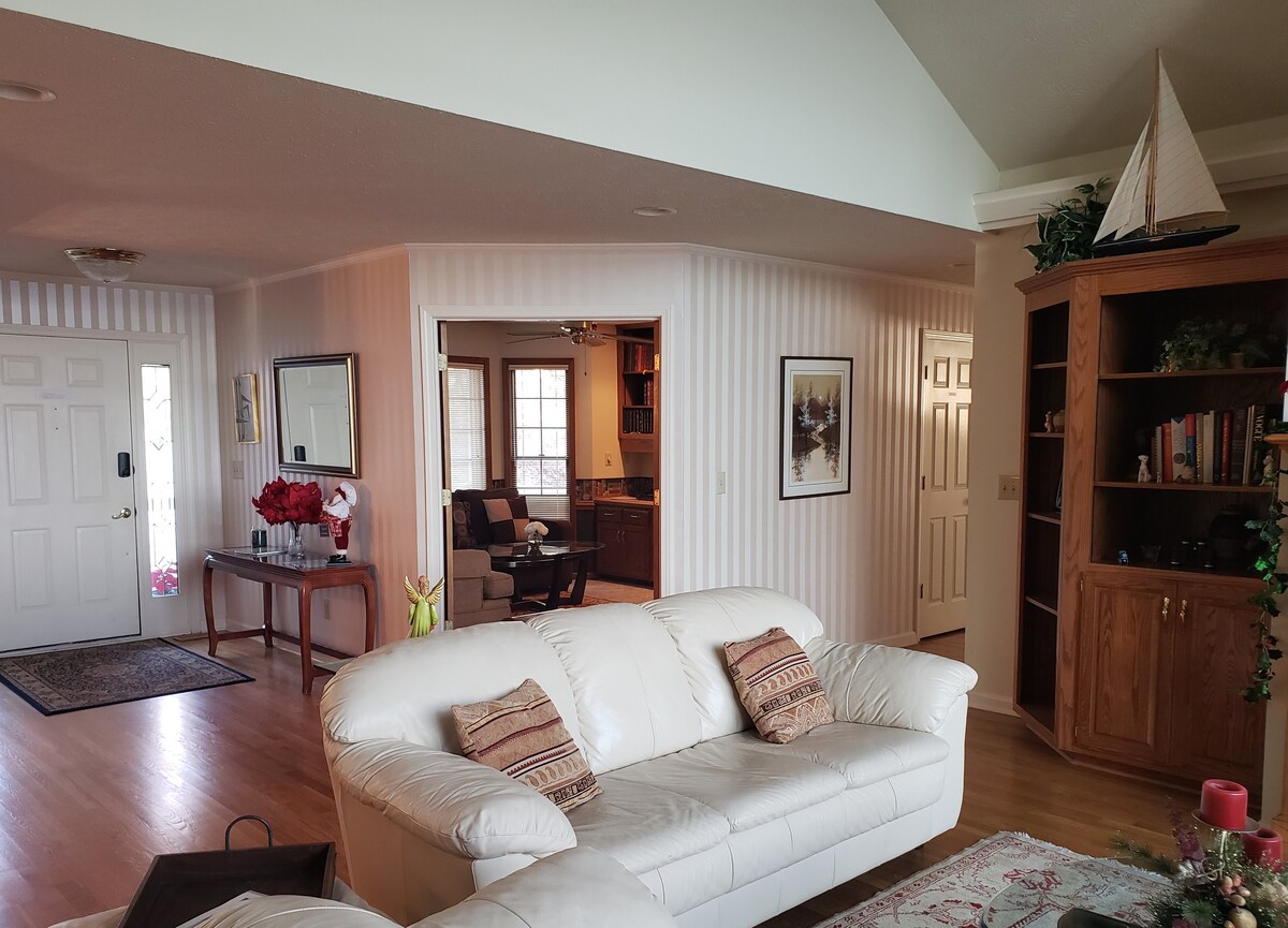 Top Airbnb: Amazing, Tellico Lake Front Home with Dock! in Knoxville