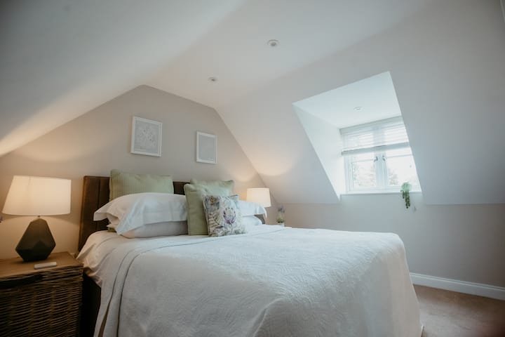 חדר שינה למעלה. ניתן להגדיר את המיטה כמלך או כתאומים 