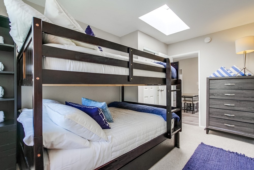 חדר שינה 2 - מיטת קומתיים מלאה עם שתי מיטות קומתיים