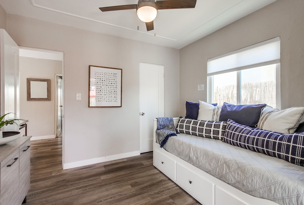 חדר שינה שלוש - מיטת בוקר זוגית שהופכת למלך.