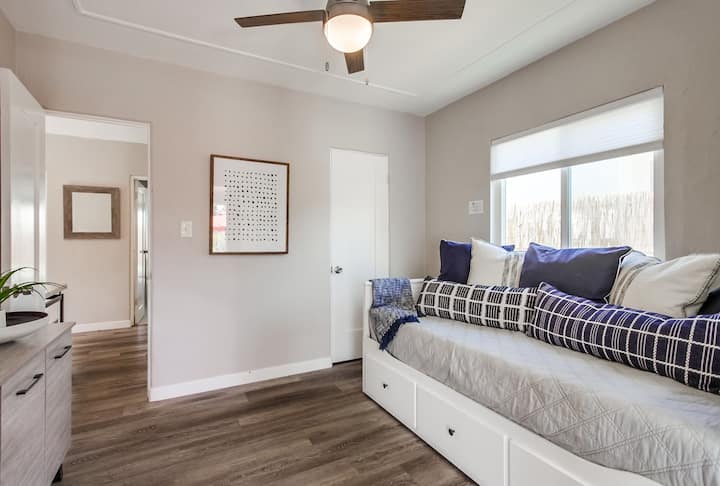 .三号卧室-双人沙发床，可变成加大双人床。