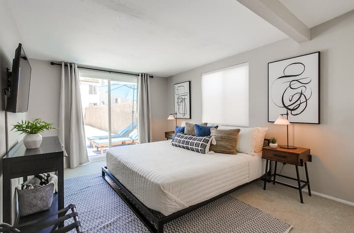  主卧-特大号双人床。