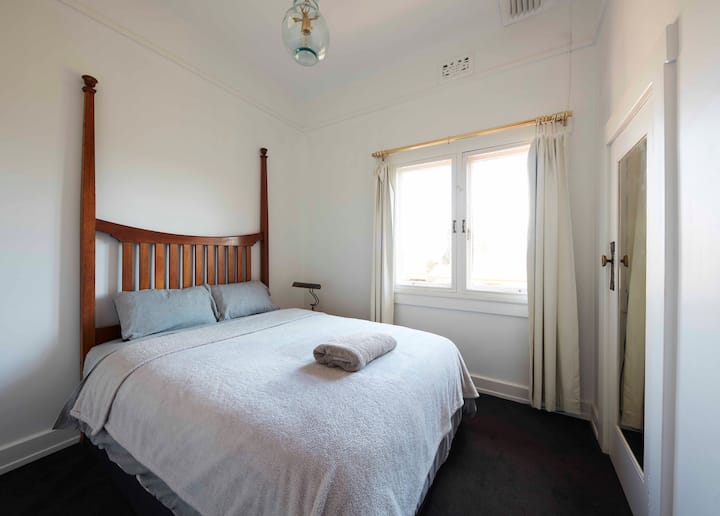 СПАЛНЯ С МАЛКО ДВОЙНО ЛЕГЛО